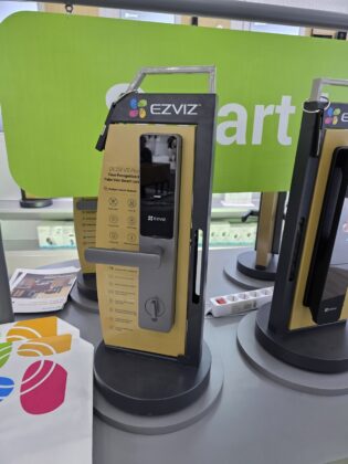 Az EZVIZ az IFA 2026-on: tenyérvénás zár, gőzös robot és otthoni AI-szerver