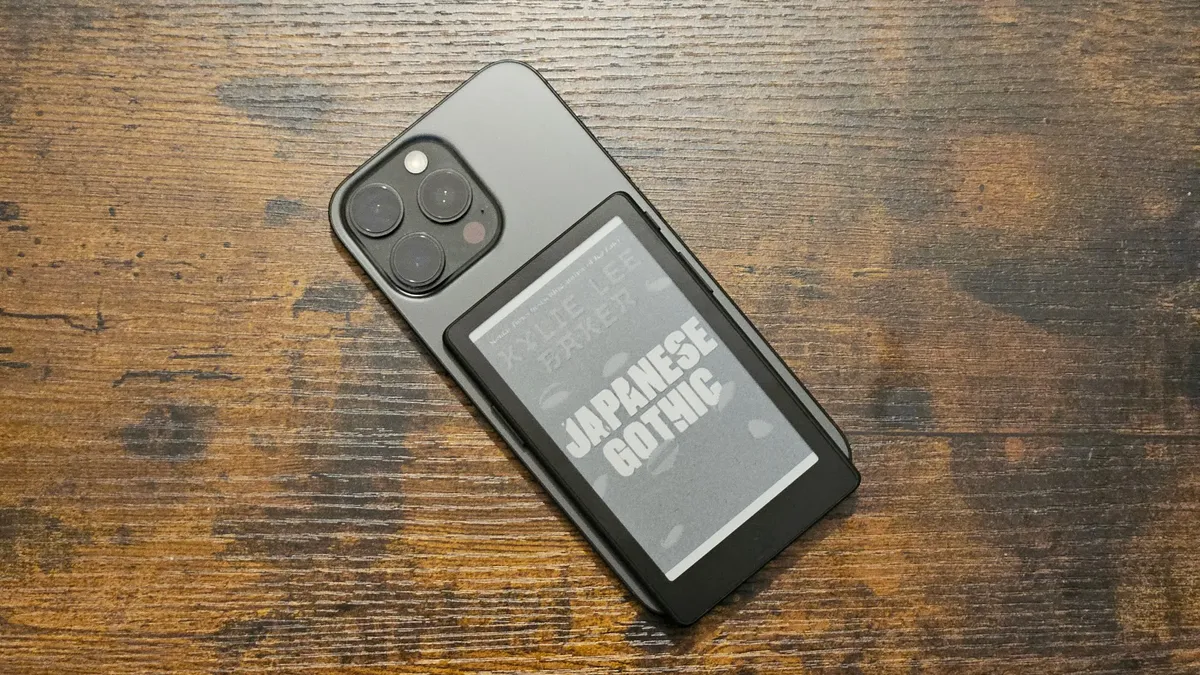 Színes E Ink kijelzőt kap az iPhone 18 Pro tokja: itt az UGREEN Magic E Ink Screen Case 1 Színes E Ink kijelzőt kap az iPhone 18 Pro tokja: itt az UGREEN Magic E Ink Screen Case
