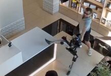 Egy meglökött humanoid robot rúgásokkal reagált egy orosz üzletben – de nem biztos, hogy önállóan döntött