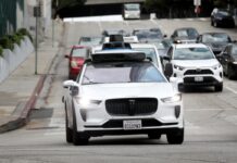 Fegyvert észlelt egy Waymo robotaxi, félreállt és rendőrt hívott