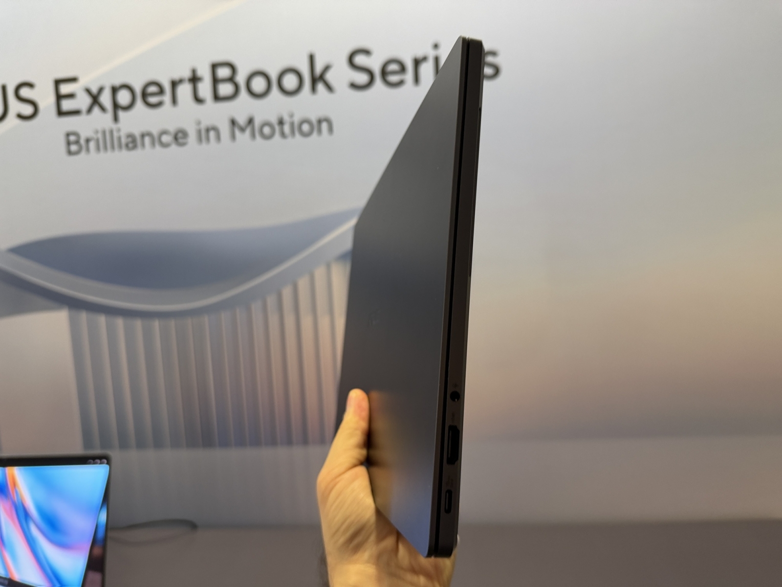 Bemutatkozott az ASUS ExpertBook A7: 10,3 mm-es üzleti laptop 3K OLED kijelzővel