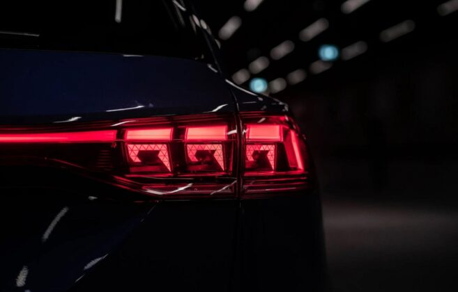 Az Audi Q9-ben debütál a hajlított, 3D digitális OLED hátsó lámpa