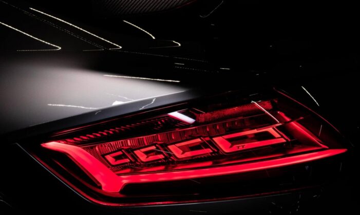 Az Audi Q9-ben debütál a hajlított, 3D digitális OLED hátsó lámpa
