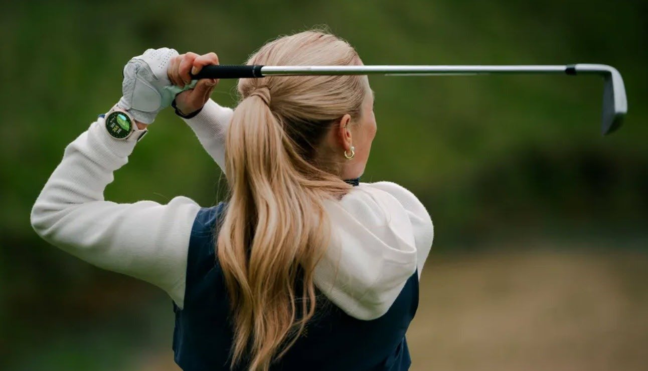Garmin Approach S72: AMOLED-kijelzős, titán golfóra ütéselemzéssel
