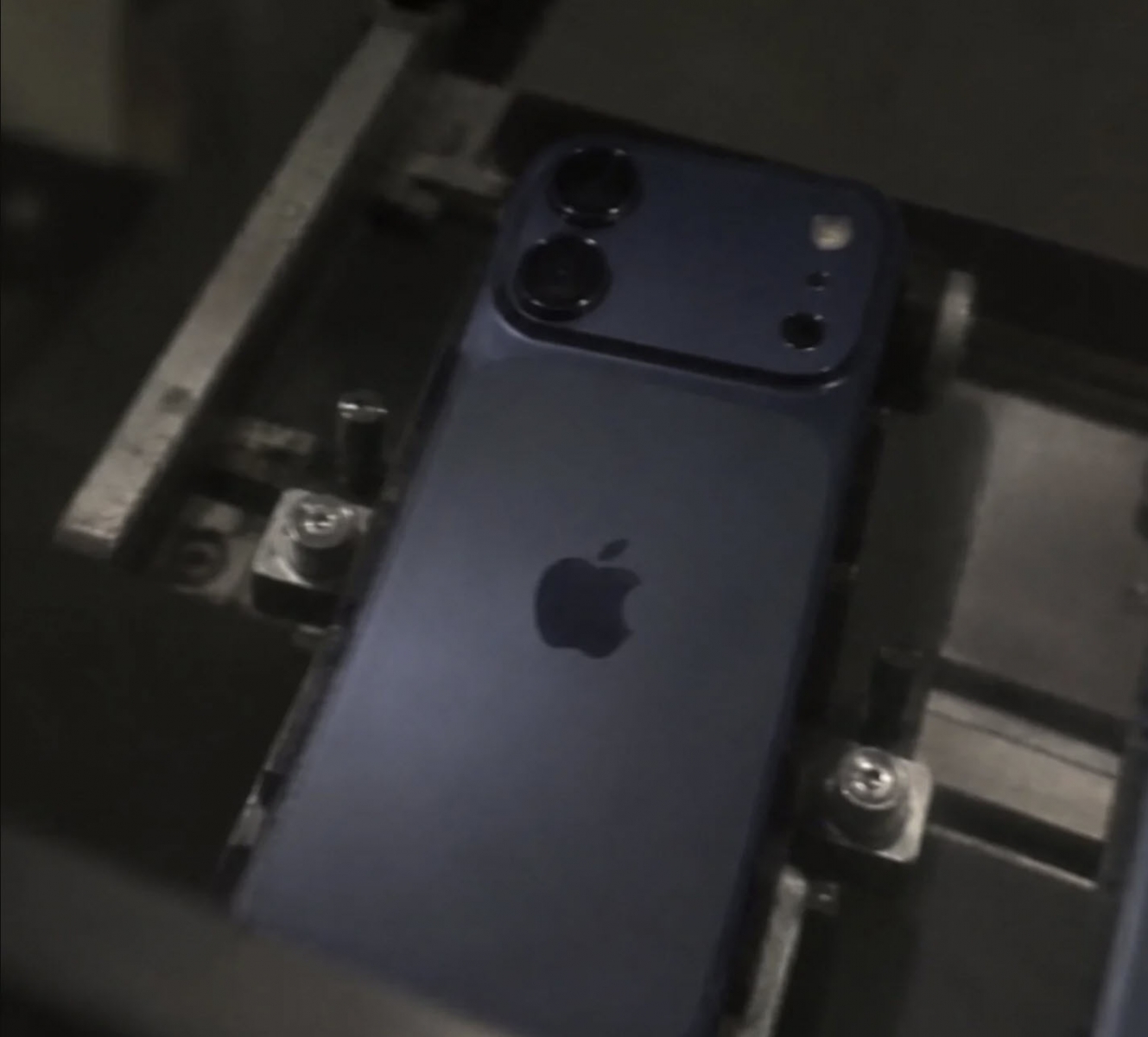 Kiszivárgott képeken az iPhone 18: széles kameracsík és Apple A20 jöhet 1 Kiszivárgott képeken az iPhone 18: széles kameracsík és Apple A20 jöhet