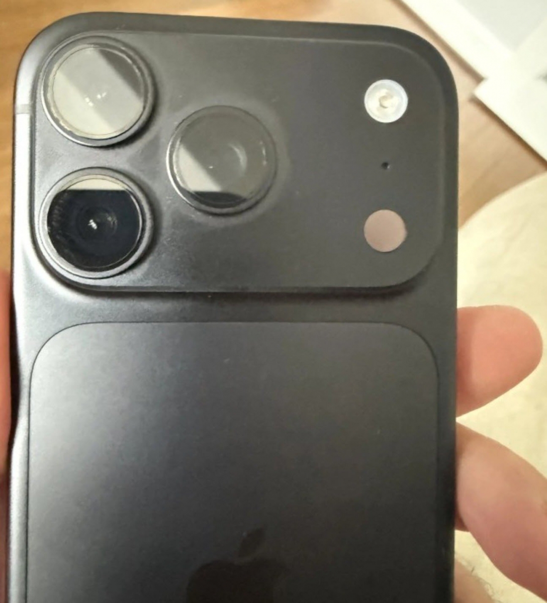 Fakulhat az iPhone 18 Pro Burgundy kivitele? Megjelentek az első panaszok 1 Fakulhat az iPhone 18 Pro Burgundy kivitele? Megjelentek az első panaszok