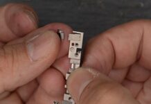 Törött zsanérelem állhat az iPhone Duo belső kijelzőjének repedései mögött