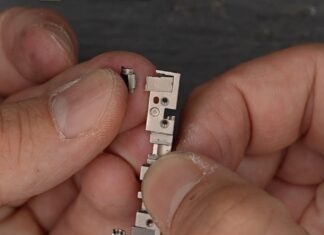 Törött zsanérelem állhat az iPhone Duo belső kijelzőjének repedései mögött