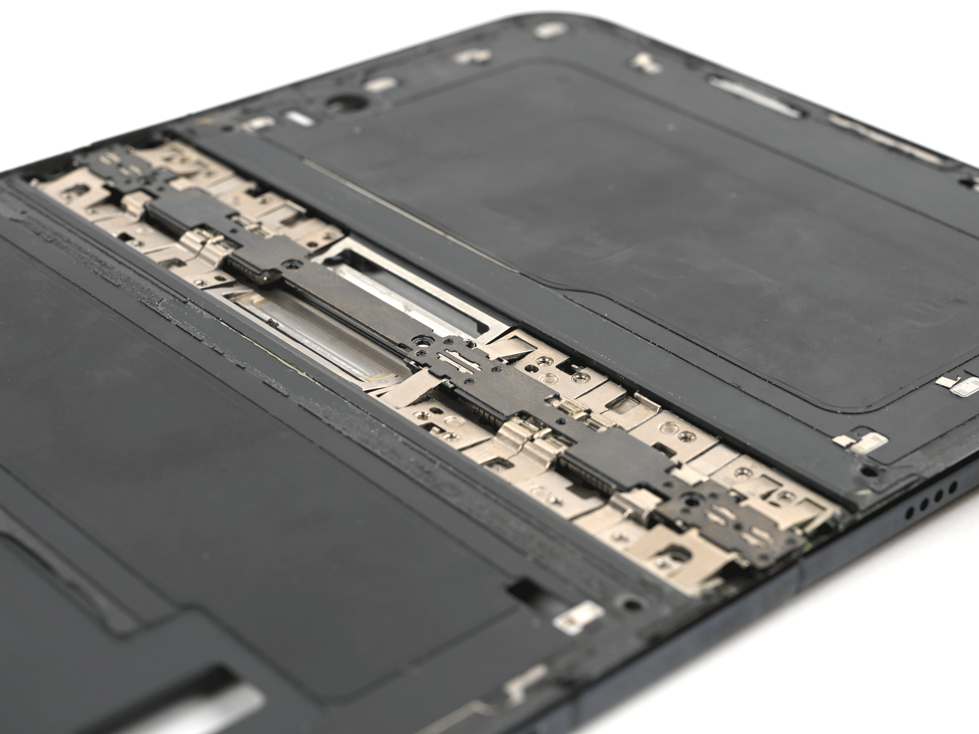 Az iFixit szerint a zsanér okozhatja az iPhone Duo hajlítható kijelzőjének repedéseit