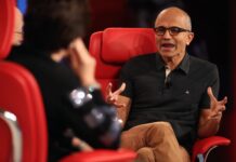 Satya Nadella vészféket kér az AI-ügynökökhöz: minden modellt potenciálisan kompromittáltnak kell tekinteni