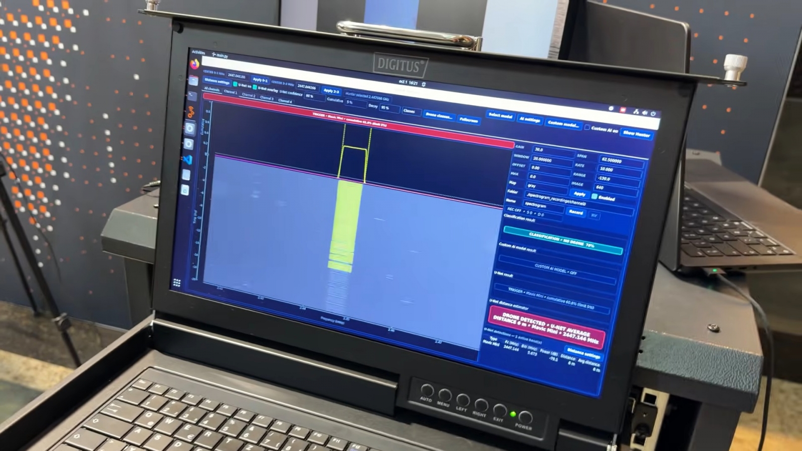 A Spectrum Hive hanggal, rádiójelekkel és kamerákkal keresi a drónokat