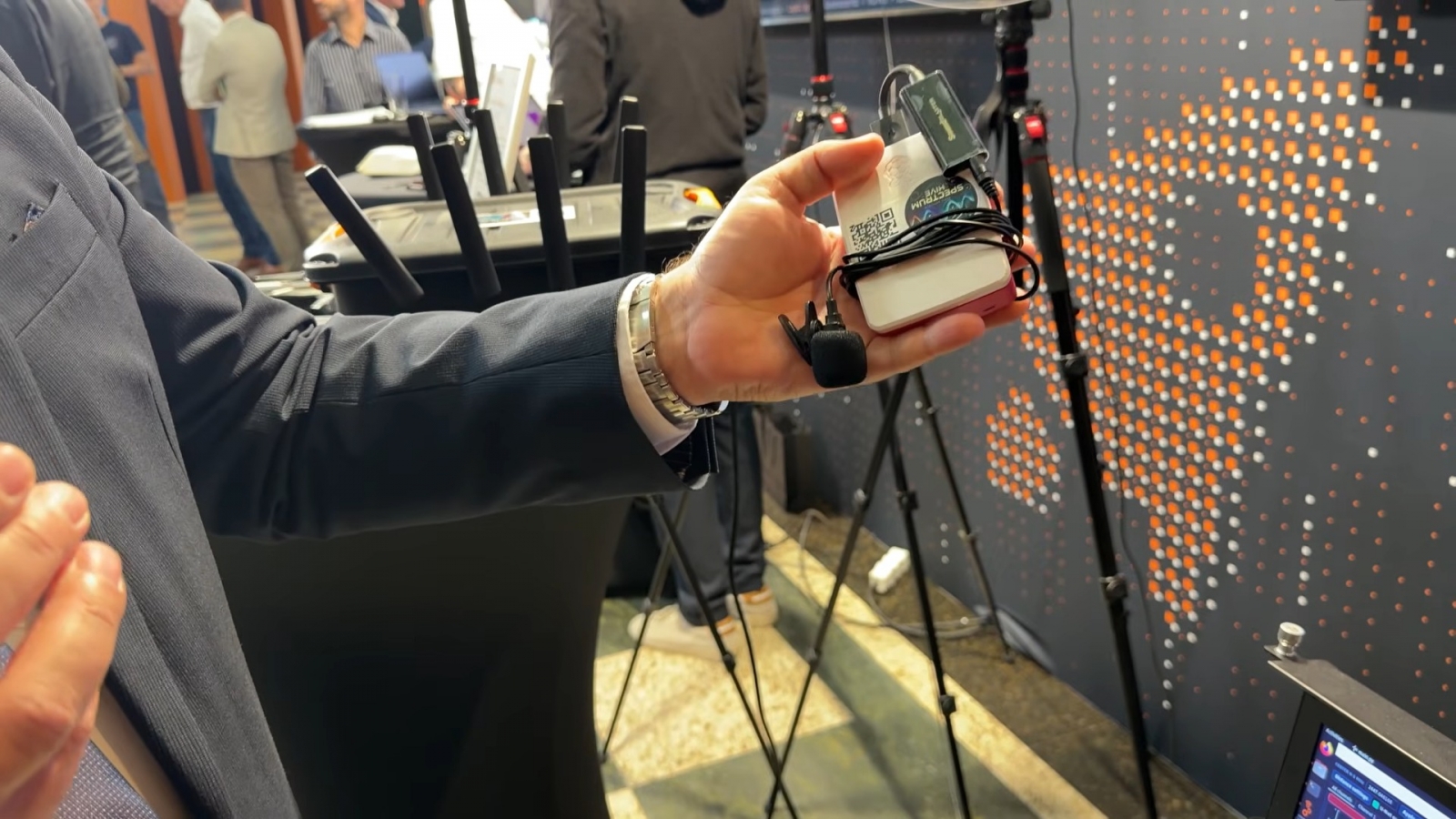 A Spectrum Hive hanggal, rádiójelekkel és kamerákkal keresi a drónokat